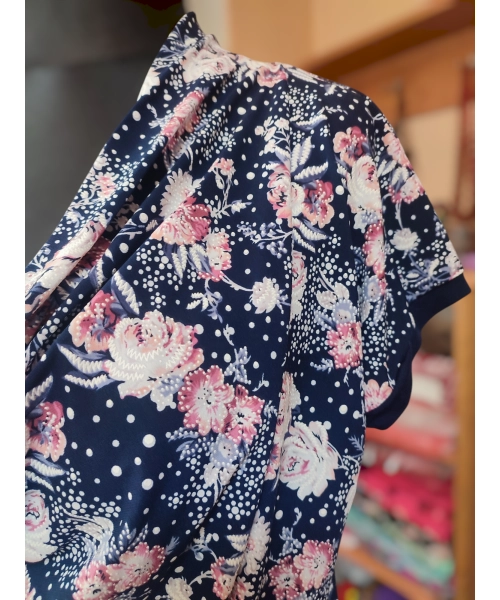 Bluzka z lejącym dekoltem typu woda - różowe kwiatuszki i białe groszki